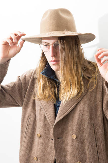 <strong>doublet｜ダブレット</strong><br /><strong>2015-16年 秋冬コレクション</strong>　W/C JACQUARD COAT 9万9360円、DAMAGE DENIM BLOUSON 4万5360円、EMBROIDERY HAT 3万240円