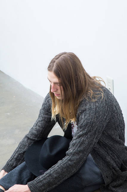 <strong>doublet｜ダブレット</strong><br /><strong>2015-16年 秋冬コレクション</strong>　CABLE KNIT GOWN 6万480円、LEATHER BONDING PANT 9万7200円、EMBROIDERY HAT 3万240円