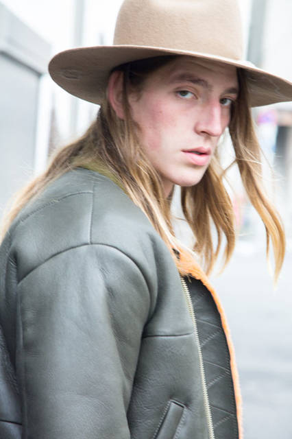 <strong>doublet｜ダブレット</strong><br /><strong>2015-16年 秋冬コレクション</strong>　MOUTON MA-1 BLOUSON 20万5200円、EMBROIDERY HAT 3万240円