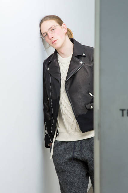 <strong>doublet｜ダブレット</strong><br /><strong>2015-16年 秋冬コレクション</strong>　LEATHER BONDING JACKET 16万2000円、CABLE KNIT PULLOVER 4万1040円、WOOL LOOP YARN PANT 3万4560円