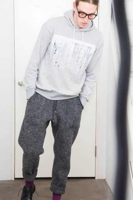 <strong>doublet｜ダブレット</strong><br /><strong>2015-16年 秋冬コレクション</strong>　SPANGLE PARKA 3万1320円、WOOL LOOP YARN PANT 3万4560円