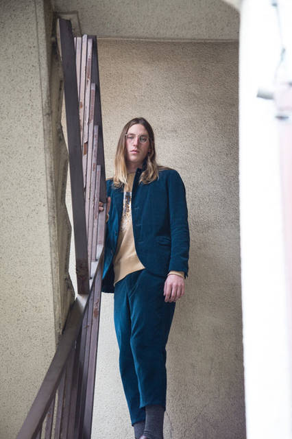 <strong>doublet｜ダブレット</strong><br /><strong>2015-16年 秋冬コレクション</strong>　UN-FINISH VELVET JACKET 4万7520円、UN-FINISH VELVET PANT 2万8080円、SPANGLE SWEAT 2万7000円