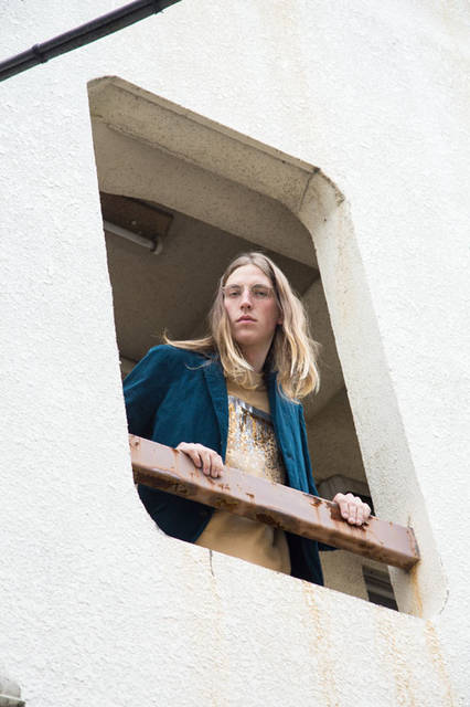 <strong>doublet｜ダブレット</strong><br /><strong>2015-16年 秋冬コレクション</strong>　UN-FINISH VELVET JACKET 4万7520円、SPANGLE SWEAT 2万7000円