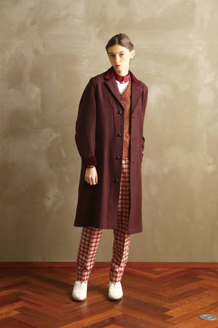 <strong>H.S. EQUIPMENT｜ハバーサック エキップメント</strong><br /><strong>2015-16年 秋冬コレクション</strong>　コート 6万2640円、シャツ 1万9440円、ベスト 3万6720円、パンツ 4万5360円