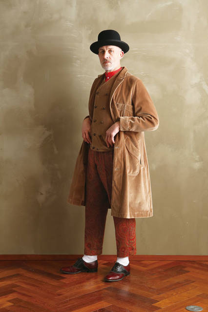 <strong>H.S. EQUIPMENT｜ハバーサック エキップメント</strong><br /><strong>2015-16年 秋冬コレクション</strong>　コート 7万3440円、パンツ 3万240円