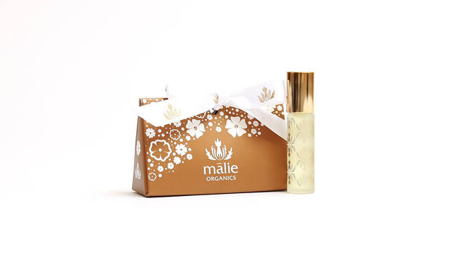 <strong>Malie Organics｜マリエオーガニクス</strong><br />「Special Collection for Saeko」　ククイナッツオイルをベースに肌に優しいオイルをブレンド。指先に塗りこむネイルオイルとしても使用できる。「パフュームオイル」4536円