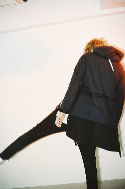 <strong>PORTVEL｜ポートヴェル</strong><br /><strong>2015-16年 秋冬コレクション</strong>　ANORAC 6万9120円、STANDERD - TEE LONG 1万2960円、CUT OFF 4P SKINNY DENIM PANTS 2万4624円、SNOOD 3780円、LEATHER KEY STRAP 5400円