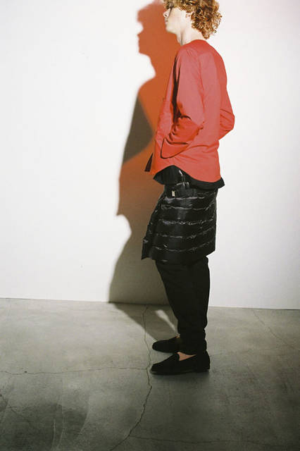 <strong>PORTVEL｜ポートヴェル</strong><br /><strong>2015-16年 秋冬コレクション</strong>　WATERPROOF NO COLLER SHIRTS 2万3760円、COTTON  CASHMERE FOOT BALL  - TEE 1万6200円、4P SKINNY DENIM PANTS 2万3760円、WATERPROOF DOWN RAP SKIRT 2万520円