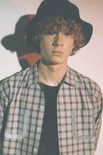 <strong>PORTVEL｜ポートヴェル</strong><br /><strong>2015-16年 秋冬コレクション</strong>　OPEN COLLER CHECK SHIRTS 3万1320円、COTTON CASHMERE FOOT BALL  - TEE 1万6200円、WOOL CASHMERE HUNTER HAT 1万4904円