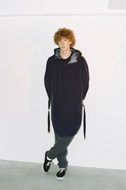 <strong>PORTVEL｜ポートヴェル</strong><br /><strong>2015-16年 秋冬コレクション</strong>　3LAYER PONCHO 7万7760円、COTTON CASHMERE FOOT BALL  - TEE 1万6200円、WOOL CASHMERE EASY PANTS 4万2120円