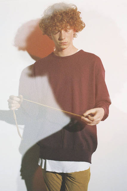 <strong>PORTVEL｜ポートヴェル</strong><br /><strong>2015-16年 秋冬コレクション</strong>　YAKU YARN PULL OVER KNIT 3万1320円、ULTRA SUEDE 4P PANTS 3万1320円、LEATHER KEY STRAP 5400円