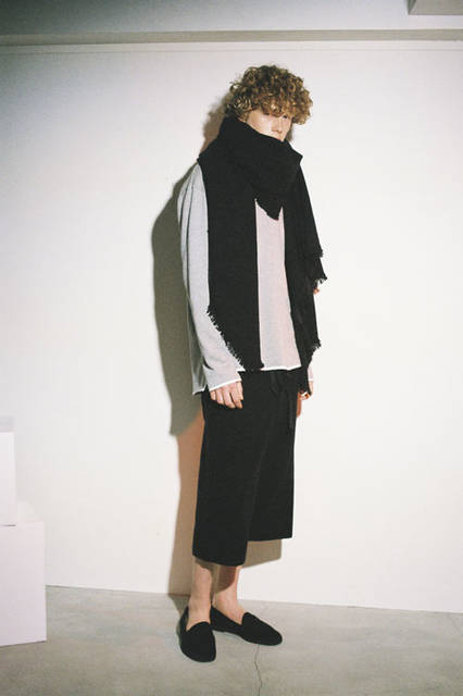 <strong>PORTVEL｜ポートヴェル</strong><br /><strong>2015-16年 秋冬コレクション</strong>　WOOL CASHMERE FRINGE STOLE 3万2400円、SWEAT SHIRTS 1万9440円、WOOL CASHMERE EASY SHORTS 3万7800円