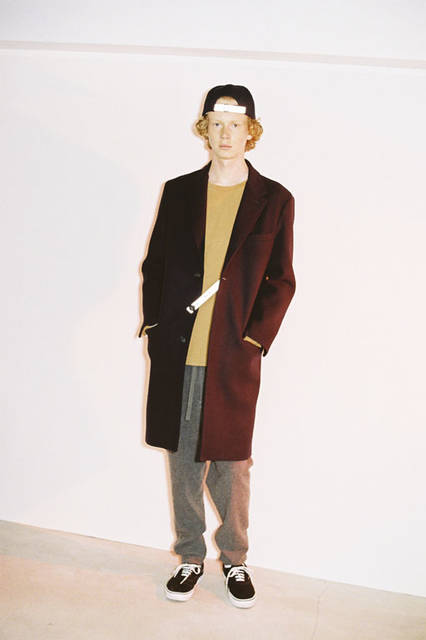 <strong>PORTVEL｜ポートヴェル</strong><br /><strong>2015-16年 秋冬コレクション</strong>　SUPER 120 MELTON CHESTER COAT 8万9640円、COTTON CASHMERE FOOT BALL  - TEE 1万6200円、WOOL CASHMERE EASY SHORTS 3万7800円、SUPER 120 MELTON CAP 1万3824円