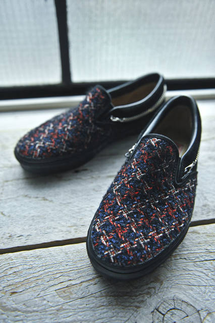 <strong>SLOWGUN｜スロウガン</strong><br />「VANS×SLOWGUN HAUTE COUTURE SLIP-ON」　フランス・トゥルニエ社より、アメリカ国旗「The Star & Stripes」を連想して選んだ素材（NAVY×RED）2万9700円