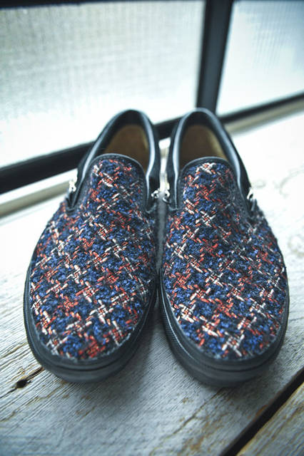 <strong>SLOWGUN｜スロウガン</strong><br />「VANS×SLOWGUN HAUTE COUTURE SLIP-ON」　フランス・トゥルニエ社より、アメリカ国旗「The Star & Stripes」を連想して選んだ素材（NAVY×RED）2万9700円