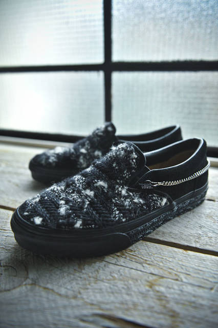 <strong>SLOWGUN｜スロウガン</strong><br />「VANS×SLOWGUN HAUTE COUTURE SLIP-ON」　イタリア・ガンディーニ社より、オートクチュール向けのウール地でチェッカーモチーフを再現した素材（BLACK×WHITE）2万9700円