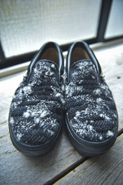 <strong>SLOWGUN｜スロウガン</strong><br />「VANS×SLOWGUN HAUTE COUTURE SLIP-ON」　イタリア・ガンディーニ社より、オートクチュール向けのウール地でチェッカーモチーフを再現した素材（BLACK×WHITE）2万9700円