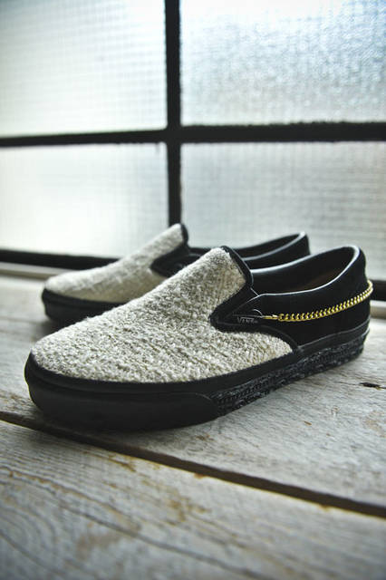 <strong>SLOWGUN｜スロウガン</strong><br />「VANS×SLOWGUN HAUTE COUTURE SLIP-ON」　イギリス・リントン社より、糸形状の違う2トーンのホワイトをミックスした素材（OFF WHITE）2万9700円
