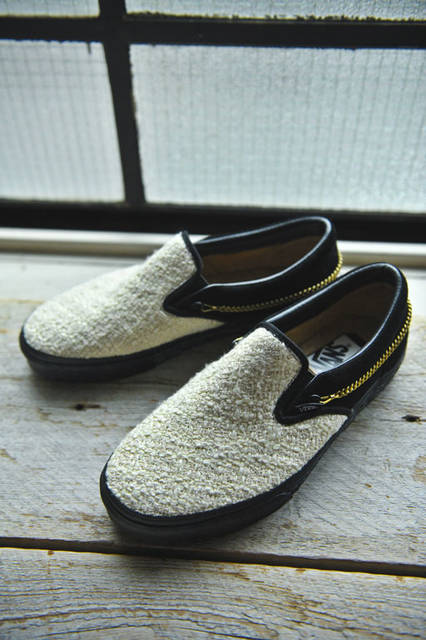 <strong>SLOWGUN｜スロウガン</strong><br />「VANS×SLOWGUN HAUTE COUTURE SLIP-ON」　イギリス・リントン社より、糸形状の違う2トーンのホワイトをミックスした素材（OFF WHITE）2万9700円