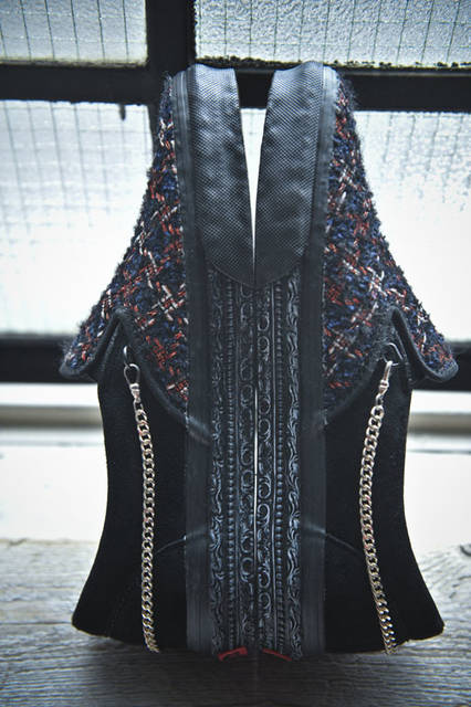 <strong>SLOWGUN｜スロウガン</strong><br />「VANS×SLOWGUN HAUTE COUTURE SLIP-ON」　フランス・トゥルニエ社より、アメリカ国旗「The Star & Stripes」を連想して選んだ素材（NAVY×RED）2万9700円