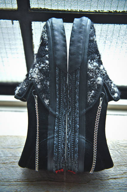 <strong>SLOWGUN｜スロウガン</strong><br />「VANS×SLOWGUN HAUTE COUTURE SLIP-ON」　イタリア・ガンディーニ社より、オートクチュール向けのウール地でチェッカーモチーフを再現した素材（BLACK×WHITE）2万9700円