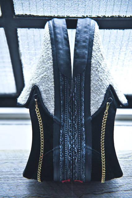 <strong>SLOWGUN｜スロウガン</strong><br />「VANS×SLOWGUN HAUTE COUTURE SLIP-ON」　イギリス・リントン社より、糸形状の違う2トーンのホワイトをミックスした素材（OFF WHITE）2万9700円