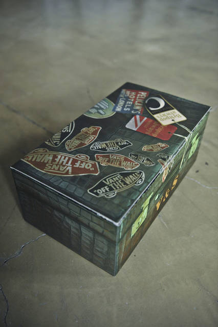 <strong>SLOWGUN｜スロウガン</strong><br />「VANS×SLOWGUN HAUTE COUTURE SLIP-ON」　専用箱は100年前に作られたクロコ製船旅トランクをデザイナーの小林氏が自ら撮影しグラフィック化