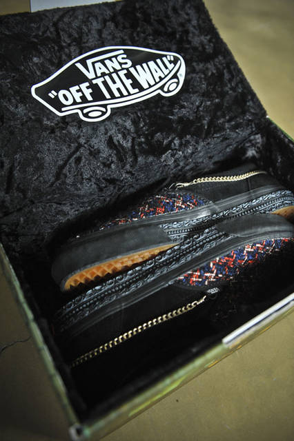 <strong>SLOWGUN｜スロウガン</strong><br />「VANS×SLOWGUN HAUTE COUTURE SLIP-ON」　内張りはファーとなっている