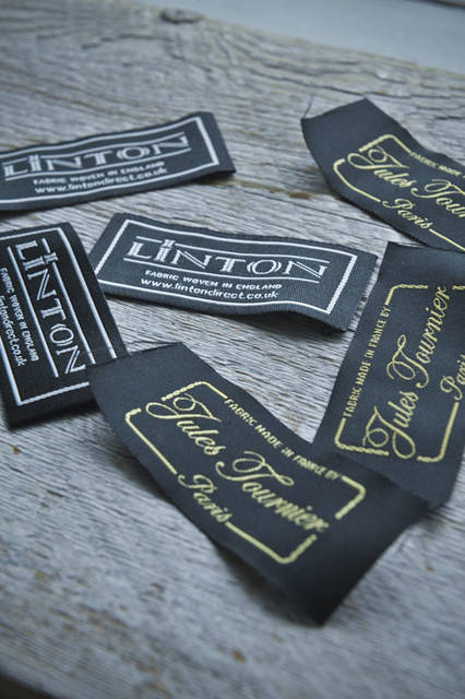 <strong>SLOWGUN｜スロウガン</strong><br />「VANS×SLOWGUN HAUTE COUTURE SLIP-ON」　イギリス、フランス、イタリアのテキスタイルメーカーの生地を使用