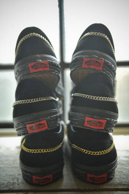 <strong>SLOWGUN｜スロウガン</strong><br />「VANS×SLOWGUN HAUTE COUTURE SLIP-ON」　かかとを通る喜平チェーンはヴィンテージで、シャネルスーツの裾内側に付くシルエット出しのためのおもりをイメージしている