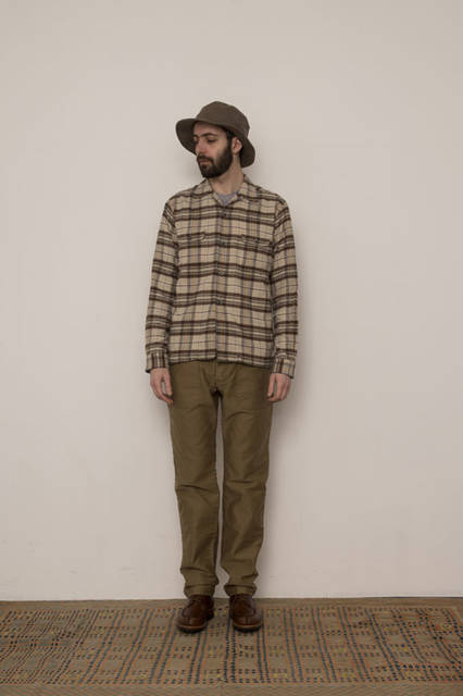 <strong>FUJITO｜フジト</strong><br /><strong>2015-16年 秋冬コレクション</strong>　Open Collar Shirt 1万9440円、Fatigue Easy Pants 2万1600円、Bush Hat 9180円
