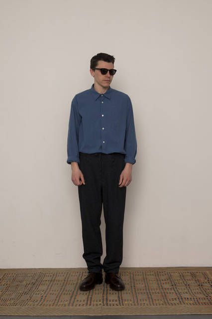 <strong>FUJITO｜フジト</strong><br /><strong>2015-16年 秋冬コレクション</strong>　Big Silhouette Shirts 2万1600円、1 Tuck Easy Pants 2万4840円、Eye Wear collaborated with“ BLANC..” 2万3760円