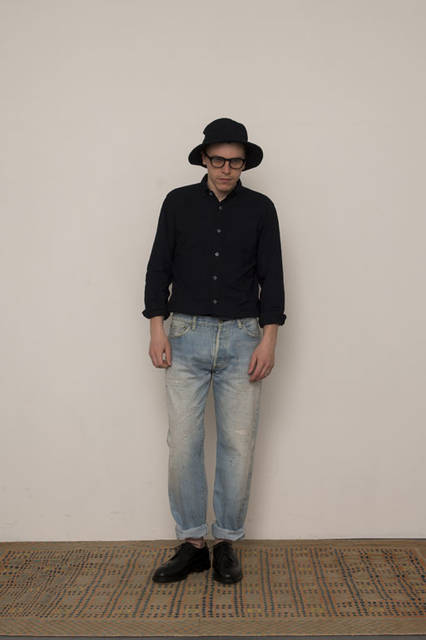 <strong>FUJITO｜フジト</strong><br /><strong>2015-16年 秋冬コレクション</strong>　O/D B.D.Shirt 2万3760円、“Acer”Denim Jeans（Not For Sale）、O/D Bush Hat 1万584円、Eye Wear collaborated with“ BLANC..” 2万3760円