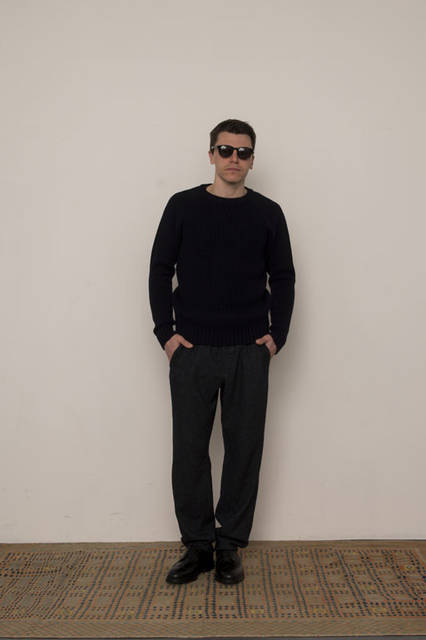 <strong>FUJITO｜フジト</strong><br /><strong>2015-16年 秋冬コレクション</strong>　Crew Neck Rib Knit 1万9440円、1 Tuck Easy Pants 2万4840円、Eye Wear collaborated with“ BLANC..” 2万3760円
