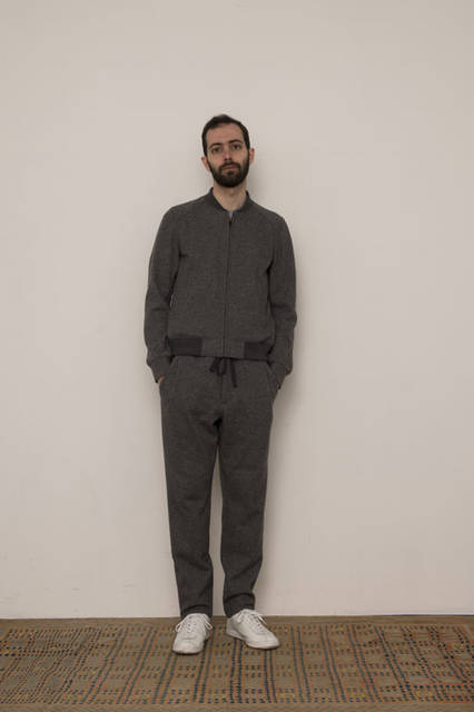 <strong>FUJITO｜フジト</strong><br /><strong>2015-16年 秋冬コレクション</strong>　Track Jacket 3万7800円、1 Tuck Easy Pants 2万4840円