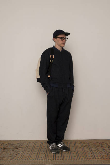 <strong>FUJITO｜フジト</strong><br /><strong>2015-16年 秋冬コレクション</strong>　Track Jacket 3万7800円、1 Tuck Easy Pants 2万4840円、B.B Cap 8640円、Eye Wear collaborated with“ BLANC..” 2万3760円、Back Pack 2万4300円