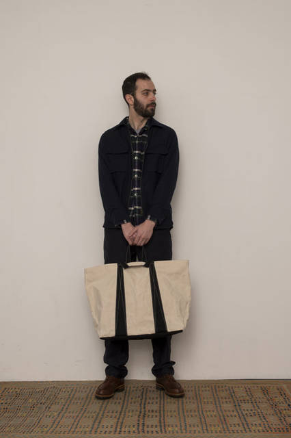 <strong>FUJITO｜フジト</strong><br /><strong>2015-16年 秋冬コレクション</strong>　Zip Up Shirt Jacket 26,000 yen Open Collar Shirt 1万9440円、Fatigue Easy Pants 2万1600円、Tote Bag-L 1万7820円