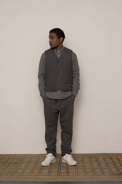 <strong>FUJITO｜フジト</strong><br /><strong>2015-16年 秋冬コレクション</strong>　Quilting Vest 29,000 yen B.D Shirt 2万1600円、1 Tuck Easy Pants 2万4840円