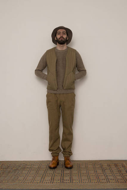 <strong>FUJITO｜フジト</strong><br /><strong>2015-16年 秋冬コレクション</strong>　Quilting Vest 3万1320円、Crew Neck Rib Knit 1万9440円、Pajama Pants 1万9440円、Bush Hat 9180円
