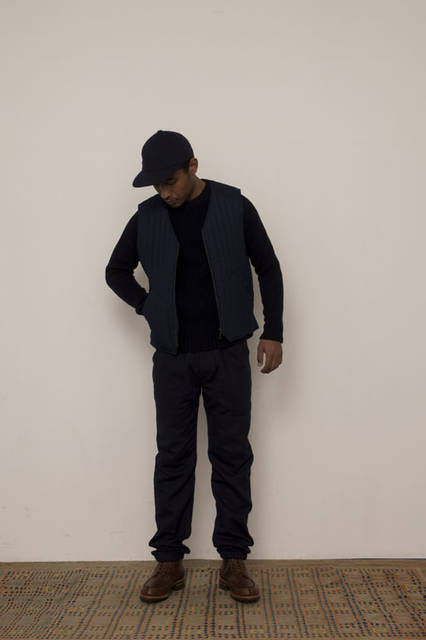 <strong>FUJITO｜フジト</strong><br /><strong>2015-16年 秋冬コレクション</strong>　Quilting Vest 3万1320円、Crew Neck Rib Knit 1万9440円、Pajama Pants 1万9440円、B.B Cap 8640円