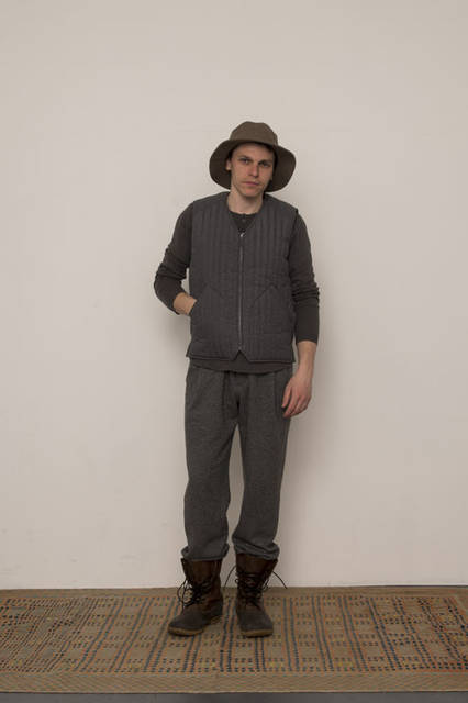 <strong>FUJITO｜フジト</strong><br /><strong>2015-16年 秋冬コレクション</strong>　Quilting Vest 3万1320円、Slow Hands Henley Neck Sweater 1万8360円、1 Tuck Easy Pants 2万4840円、Bush Hat 9180円