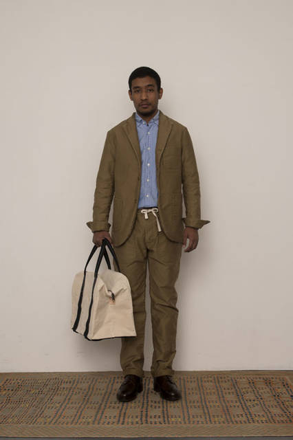 <strong>FUJITO｜フジト</strong><br /><strong>2015-16年 秋冬コレクション</strong>　3B Work Jacket 4万8600円、B.D Shirt 1万9440円、Fatigue Easy Pants 2万1600円、Boston Bag 1万8900円