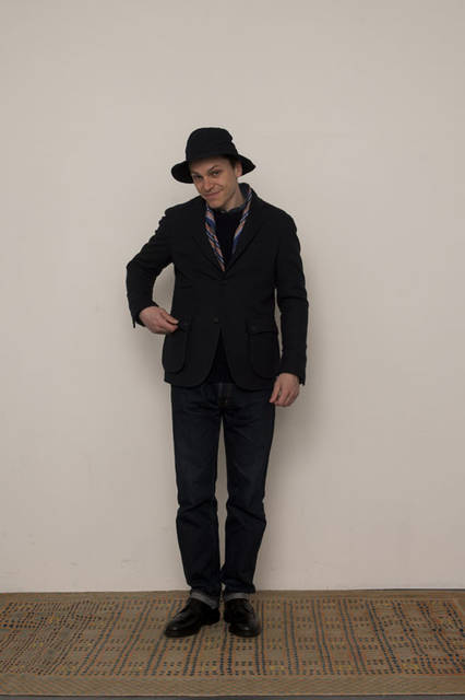 <strong>FUJITO｜フジト</strong><br /><strong>2015-16年 秋冬コレクション</strong>　Country Jacket 4万8600円、Crew Neck Rib Knit 1万9440円、B.D Shirt 2万1600円、“Thea”Denim Jeans 2万7000円、O/D Bush Hat 1万584円
