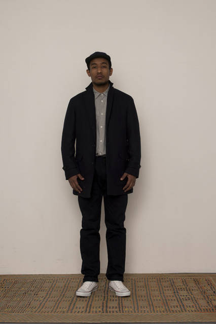 <strong>FUJITO｜フジト</strong><br /><strong>2015-16年 秋冬コレクション</strong>　Atelier Coat 6万2640円、Big Silhouette Shirt 1万9440円、O/D “Thea”Denim Jeans 3万240円、B.B Cap 8640円