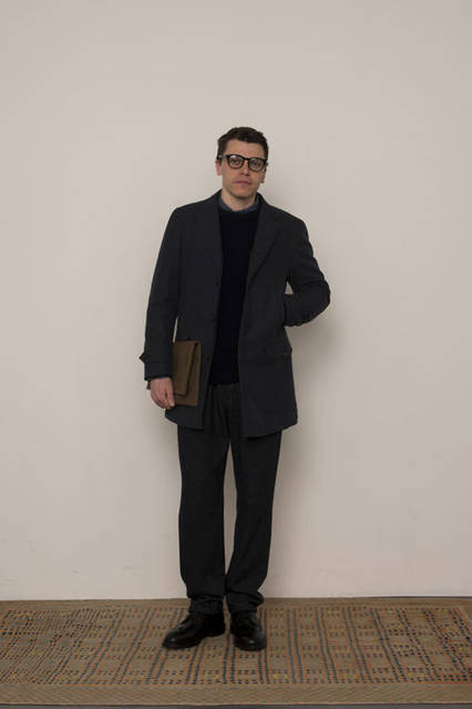 <strong>FUJITO｜フジト</strong><br /><strong>2015-16年 秋冬コレクション</strong>　Atelier Coat 5万4000円、Crew Neck Rib Knit 1万9440円、B.D Shirt 2万1600円、1 Tuck Easy Pants 2万4840円、Eye Wear collaborated with“ BLANC..” 2万3760円、Record Shop Bag 7020円