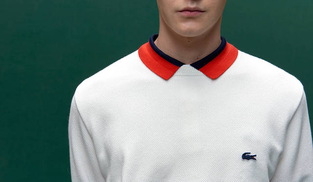 丸首の鹿の子ニットに、ヘリンボーン柄の襟元が特徴のポロシャツをレイヤードした、フレンチシックなスタイル。デザイン、質感ともにフレンチラコステならではの着こなしだ。 <br /><br /> ニット2万3000円、ポロシャツ1万4000円（ともにラコステ）
