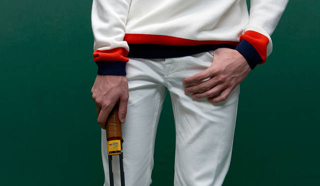 難しい白のトーン合わせも、ラコステのフレンチニットなら簡単。オレンジ×ネイビーボーダーのアクセントが、上品な遊び心をプラス。 <br /><br /> ニット2万3000円（ラコステ）