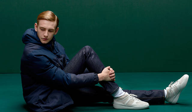 足下で白を効かせれば、フレッシュなイメージをプラス。さわやかでお洒落なネイビーで統一したスタイリングは、素材感を変えてアレンジするのがポイント。 <br /><br /> コート6万9000円、シューズ2万1000円（ともにラコステ）