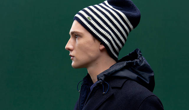 異素材で切り替えられた、フードがスタイルのアクセントに。シャリ感のある素材ゆえ、フードに立体感がうまれ、着こなしに奥ゆきが生まれる。ニット帽は浅くかぶるのが今日的。<br /><br />  コート4万6000円、ニットキャップ5700円（ともにラコステ）
