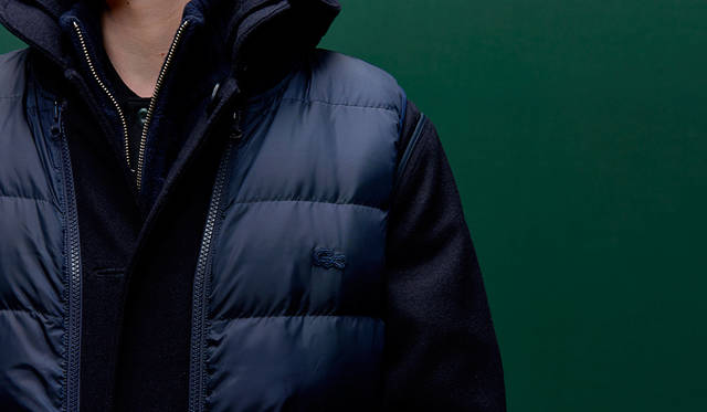 定番アイテムは、異素材合わせ、トーンを揃えるなどの着こなしを変えるだけで新鮮な見え方に。コートに付属するダウンベストも、ブルゾン合わせで、アウターとしても使える。 <br /><br /> コート5万6000円、ブルゾン（インナーベスト付）2万6000円、ポロシャツ1万3000円（すべてラコステ）